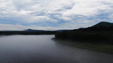 Suyun buharlaşıp tehlikeli bir sis oluşturduğu gölde sisli bir kış sabahı. Yüksek kaliteli FullHD görüntüler