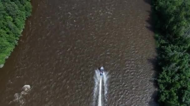 Вид Сверху Быстроходную Лодку Мотором Пожарными Быстрой Реке Высококачественные Кадры — стоковое видео