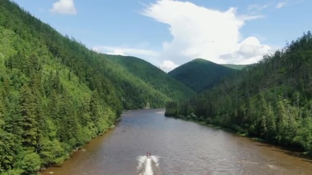 Huippunopea Vene Jossa Moottori Jossa Kalastajat Nopea Joki Mountain River — kuvapankkivideo