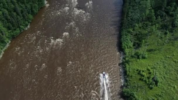 Huippunopea Vene Jossa Moottori Jossa Kalastajat Nopea Joki Mountain River — kuvapankkivideo