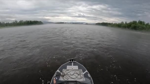 Neus Van Een Snel Bewegende Motorboot Drijft Een Snelle Rivier — Stockvideo