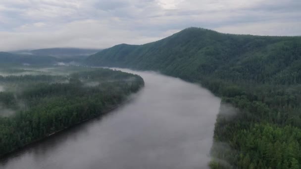 水が危険な霧を作り出す蒸発湖で霧の早い冬の朝 高品質のフルHd映像 — ストック動画