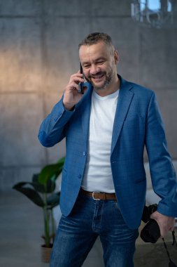 Telefonda konuşan yakışıklı bir iş adamının portresi. Yüksek kalite fotoğraf