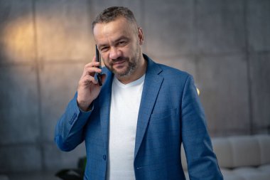 Telefonda konuşan yakışıklı bir iş adamının portresi. Yüksek kalite fotoğraf