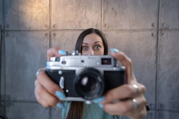 Portret Van Een Fotografe Die Haar Gezicht Bedekt Met Camera — Stockfoto