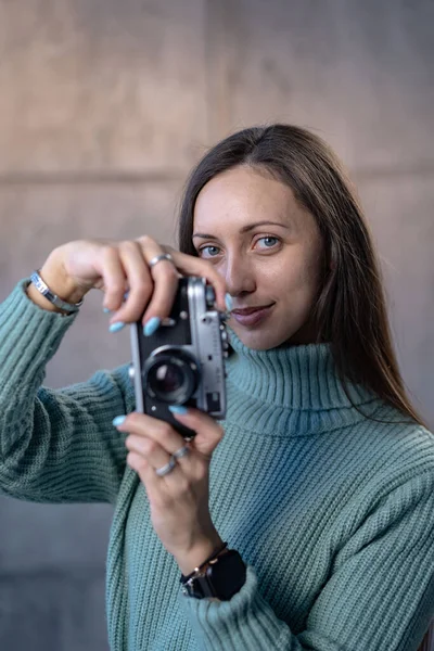 一个摄影师用相机盖住她的脸的画像 高质量的照片 — 图库照片