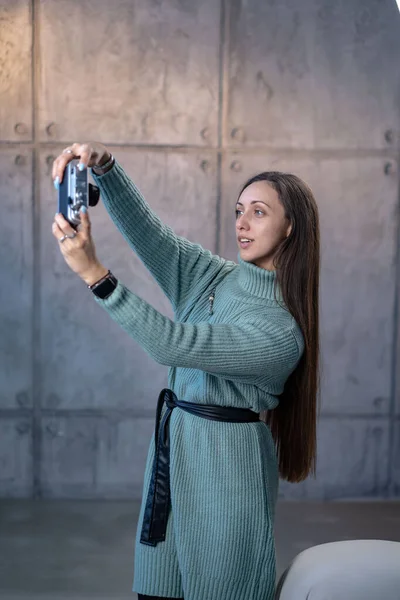 Smiling Young Woman Taking Photo Herself High Quality Photo — Stock Photo, Image