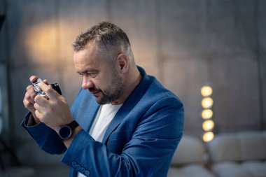 Gözlük takan ve dışarıdaki kameraya bakan mutlu olgun bir adamın portresi. Sakallı ve gözlüklü bir adam kendine güveniyor. Gülümseyen İspanyol iş adamının yüzünü kapat. Yüksek kalite fotoğraf