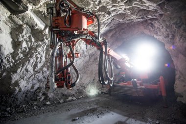 Yeraltı Jumbo Matkap Teçhizatı. Madende sondaj makinesi. Yüksek kalite fotoğraf