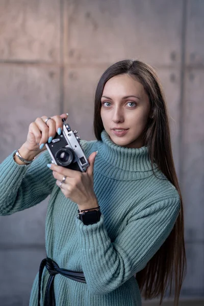 Όμορφο Κορίτσι Μια Παλιά Κάμερα Στα Χέρια Της Ένα Πράσινο — Φωτογραφία Αρχείου