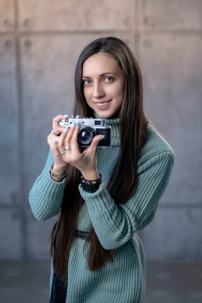 Mooi Meisje Met Een Oude Camera Haar Handen Een Groene — Stockfoto