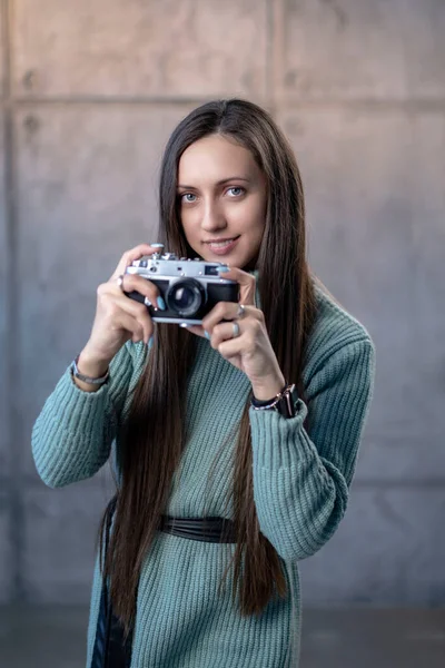 Gyönyörű Lány Egy Régi Fényképezőgéppel Kezében Zöld Ruhában Nézi Fényképezőgépet — Stock Fotó