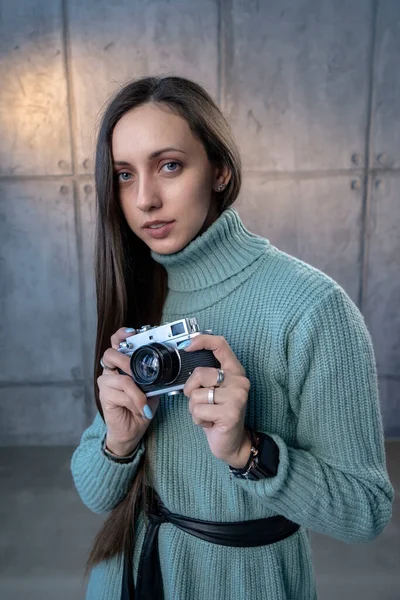 Beautiful Girl Old Camera Her Hands Green Dress Looking Camera — Stock Photo, Image