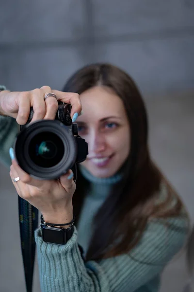 Mooi Meisje Met Een Moderne Camera Haar Handen Een Groene — Stockfoto