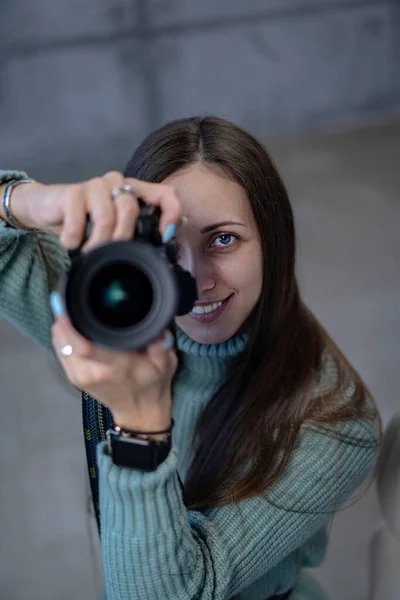 Schöne Mädchen Mit Einer Modernen Kamera Den Händen Einem Grünen — Stockfoto