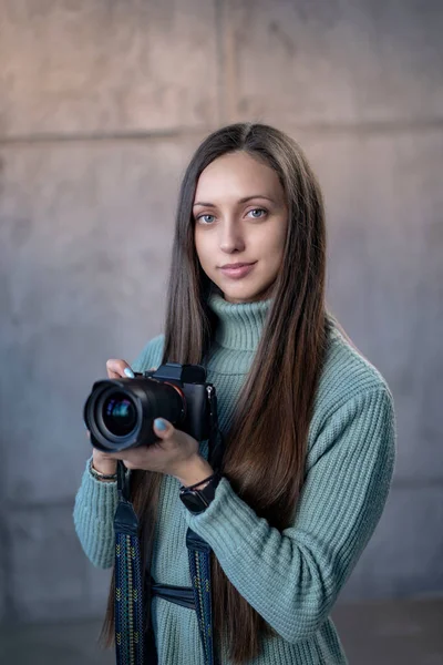 Mooi Meisje Met Een Moderne Camera Haar Handen Een Groene — Stockfoto