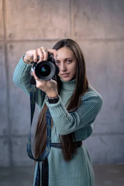 Όμορφη Κοπέλα Μια Σύγχρονη Φωτογραφική Μηχανή Στα Χέρια Της Ένα — Φωτογραφία Αρχείου
