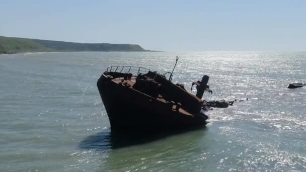 墜落後は錆びた船が海上にある サハリン島の海岸 ネヴェリスクの街だ 高品質のフルHd映像 — ストック動画