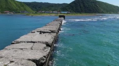Gün batımı ışığıyla aydınlatılan taştan dalgalar, üst manzara. Nevelsk 'te. Sakhalin Adası. Bering Boğazı. Yüksek kaliteli FullHD görüntüler