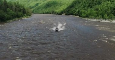 Hızlı bir nehirde balıkçılarla dolu yüksek hızlı bir teknenin üst görüntüsü. Mountain River Yüksek Kaliteli FullHD görüntüleri