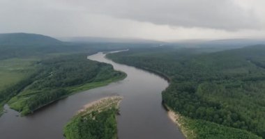 Nehirli bir manzara. Hızlı dağ nehri Neman. Yukarıdan bak. Verkhnebureinsky bölgesi. Rus uzak doğuda. Yüksek kaliteli FullHD görüntüler