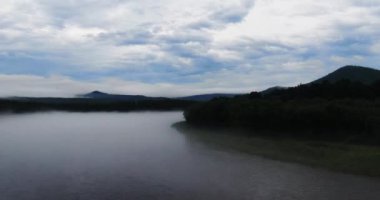 Suyun buharlaşıp tehlikeli bir sis oluşturduğu gölde sisli bir kış sabahı. Yüksek kaliteli FullHD görüntüler