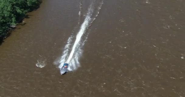 一个高速船的顶部视图 上面有一辆带着马达的高速船 在一条快速的河上有许多渔民 山区河流高质量的Fullhd镜头 — 图库视频影像
