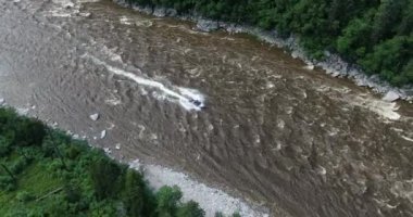 Hızlı bir nehirde balıkçılarla dolu yüksek hızlı bir teknenin üst görüntüsü. Mountain River Yüksek Kaliteli FullHD görüntüleri