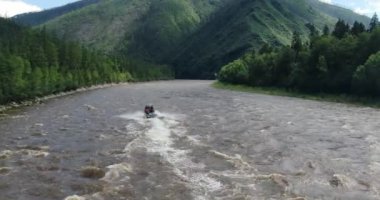Hızlı bir nehirde balıkçılarla dolu yüksek hızlı bir teknenin üst görüntüsü. Mountain River Yüksek Kaliteli FullHD görüntüleri