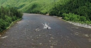 Hızlı bir nehirde balıkçılarla dolu yüksek hızlı bir teknenin üst görüntüsü. Mountain River Yüksek Kaliteli FullHD görüntüleri