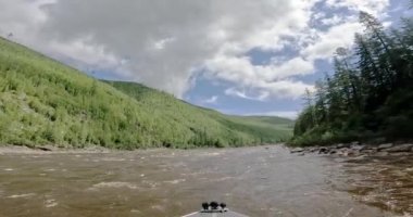  Hızlı hareket eden bir teknenin burnu hızlı bir nehirde yüzüyor. Yüksek kaliteli FullHD görüntüler