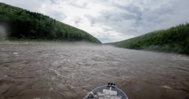  Hızlı hareket eden bir teknenin burnu hızlı bir nehirde yüzüyor. Yüksek kaliteli FullHD görüntüler