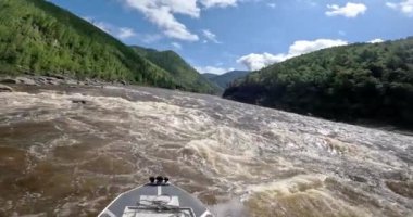  Hızlı hareket eden bir teknenin burnu hızlı bir nehirde yüzüyor. Yüksek kaliteli FullHD görüntüler