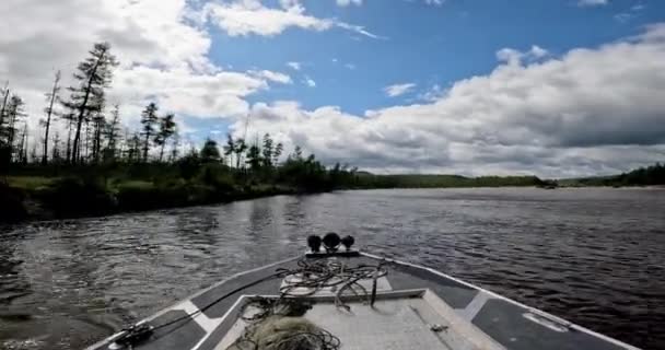 Nariz Una Lancha Motora Movimiento Rápido Está Flotando Río Rápido — Vídeo de stock