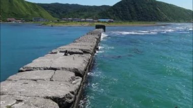 Gün batımı ışığıyla aydınlatılan taştan dalgalar, üst manzara. Nevelsk 'te. Sakhalin Adası. Bering Boğazı. Yüksek kaliteli FullHD görüntüler