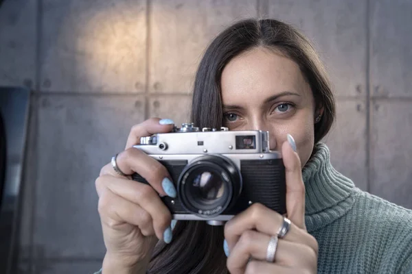 Gyönyörű Lány Egy Régi Fényképezőgéppel Kezében Zöld Ruhában Nézi Fényképezőgépet — Stock Fotó