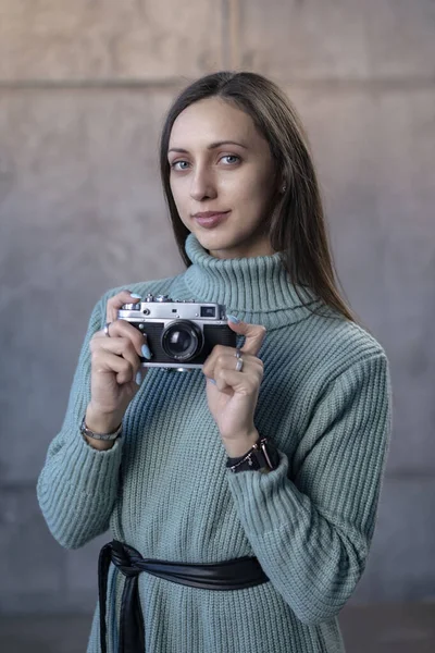 Mooi Meisje Met Een Oude Camera Haar Handen Een Groene — Stockfoto