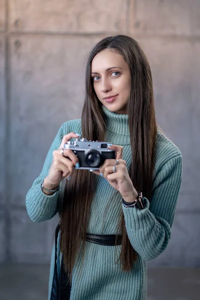 Όμορφο Κορίτσι Μια Παλιά Κάμερα Στα Χέρια Της Ένα Πράσινο — Φωτογραφία Αρχείου