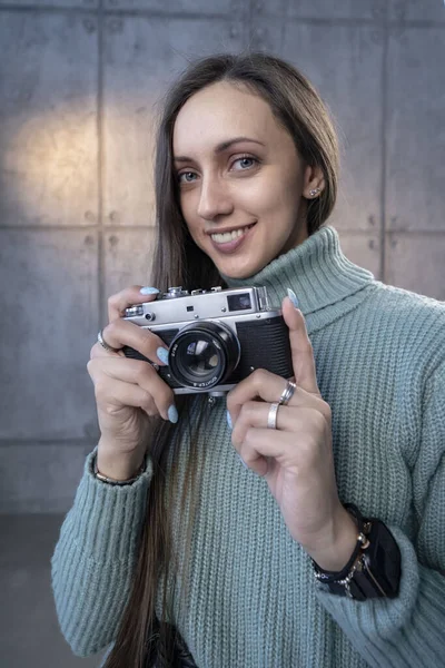 Vacker Flicka Med Gammal Kamera Händerna Grön Klänning Tittar Kameran — Stockfoto