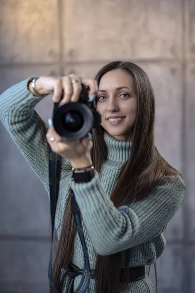 Vacker Flicka Med Modern Kamera Händerna Grön Klänning Tittar Kameran — Stockfoto