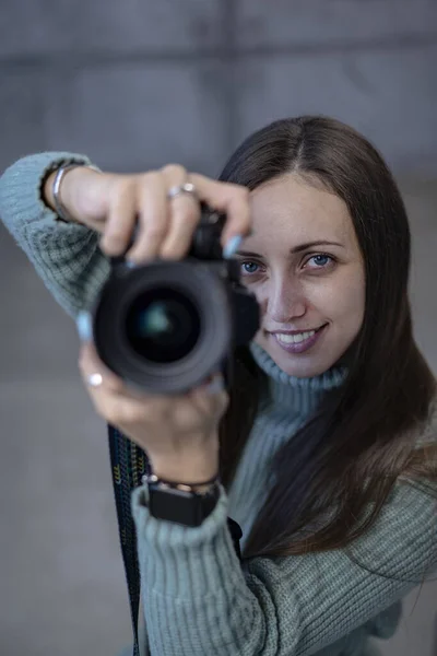 Menina Bonita Com Uma Câmera Moderna Suas Mãos Vestido Verde — Fotografia de Stock