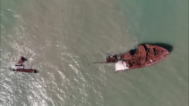 墜落後は錆びた船が海上にある サハリン島の海岸 ネヴェリスクの街だ 高品質のフルHd映像 — ストック動画