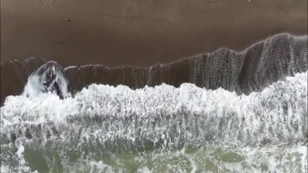 白い色合いで高出力の暗い海の波の美しいテクスチャ 嵐の日に素晴らしい海の潮の鳥の目のビュー オホーツク海でサーフィン サハリンの波 スローモーション — ストック動画
