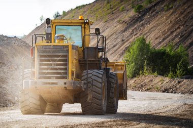 Taş ocağında kumları deviren ön uç doldurucu bir makine. Yüksek kalite fotoğraf