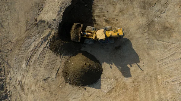 Μια Μηχανή Φορτωτή Μπροστά Άκρη Ανατρέποντας Άμμο Ένα Λατομείο Υψηλής — Φωτογραφία Αρχείου