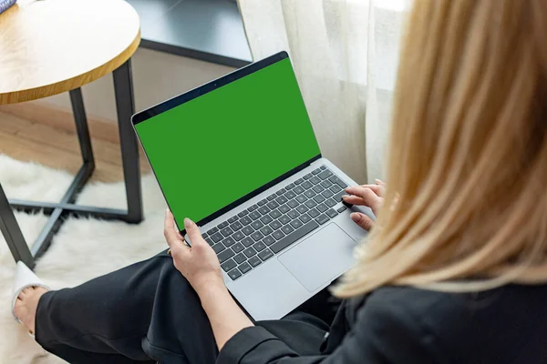 若い女の子は 緑のコンピュータ画面オンラインPcのトレーニングのモックアップを見てラップトップを保持しています 肩越しのクローズアップビュー 高品質の写真 ストック画像