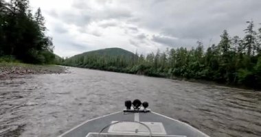  Hızlı hareket eden bir teknenin burnu hızlı bir nehirde yüzüyor. Yüksek kaliteli FullHD görüntüler