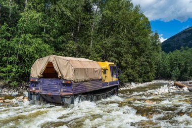Dağ nehrinde gaz şirketi sürüngeni Chetra TM-140. Yüksek kalite fotoğraf