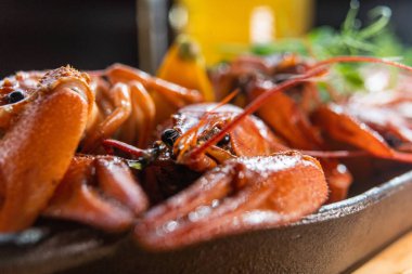 Nehir kerevit haşladı. Kırmızı pişmiş kerevit. Kerevitli tabak. Yüksek kalite fotoğraf