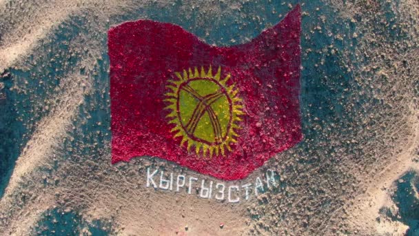 Bandera Kirguistán Encuentra Montaña Dibujo Una Bandera Suelo Imágenes Alta — Vídeo de stock